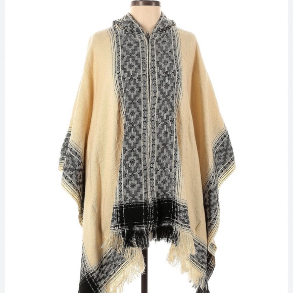 Fall poncho. Cream with black and white - Picture 6 of 6